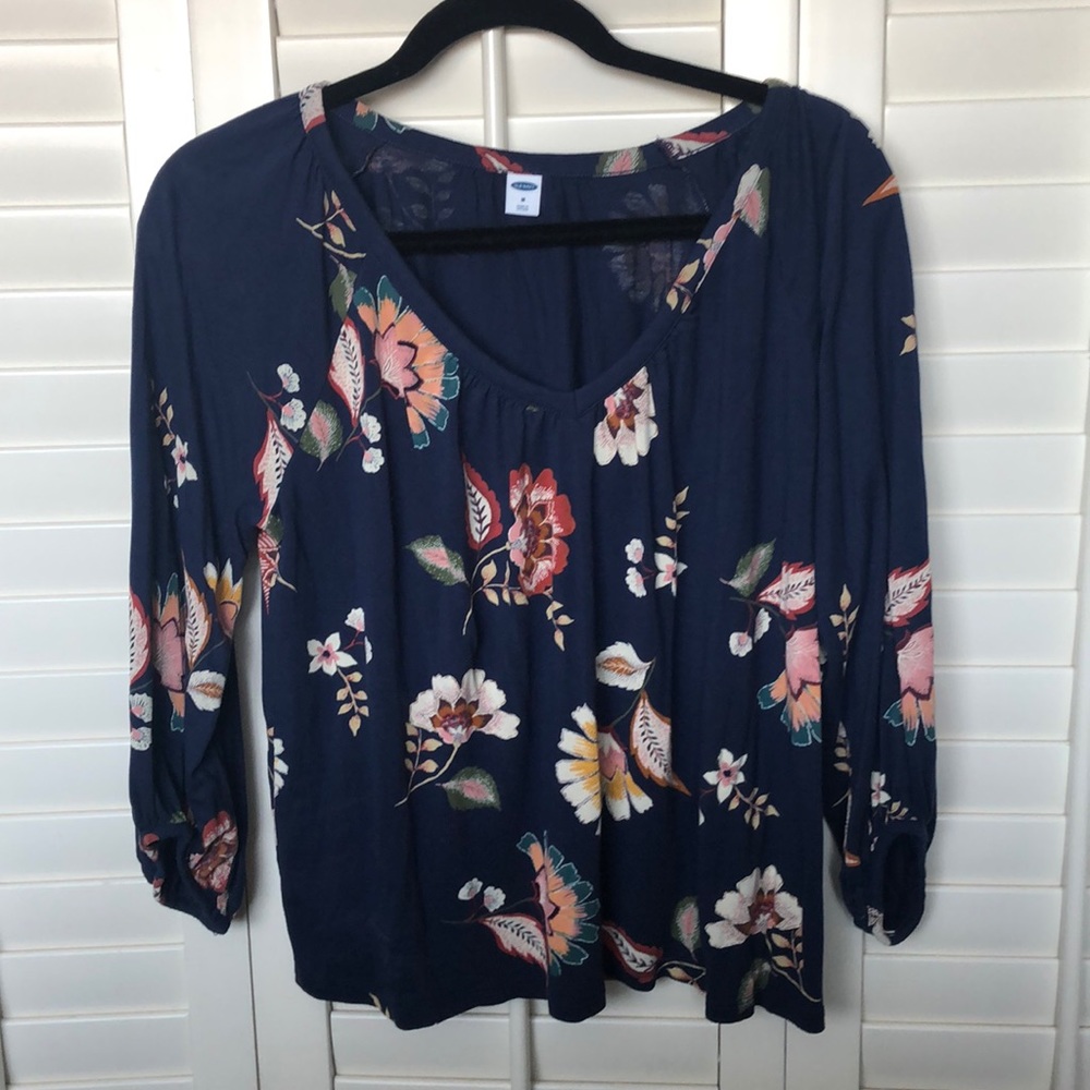 Old Navy shirt with elastic sleeves. Never worn!